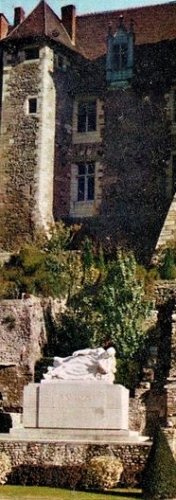Statue Marx Dormoy et château Montluçon.jpg
